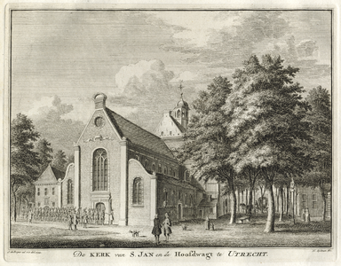 135835 Gezicht op de Janskerk op het Janskerkhof te Utrecht uit het zuidwesten, met links van de kerk het gebouw van de ...